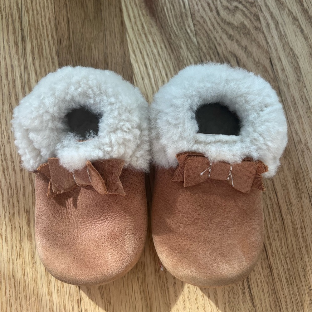 Freshly Picked Bow Moccasins- hard sole, size 5
